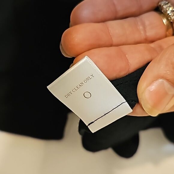 - A.L.C. Women's Short Sleeve Blouse Black with white panel sleeve Size me… - Picture 10 of 10